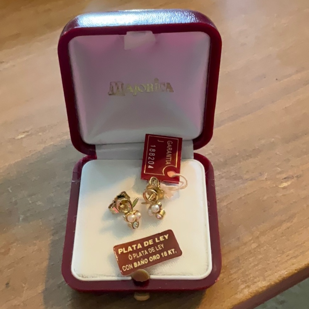 NWT Gold, pearl and Rhinestone Elegant Pierced Earrings